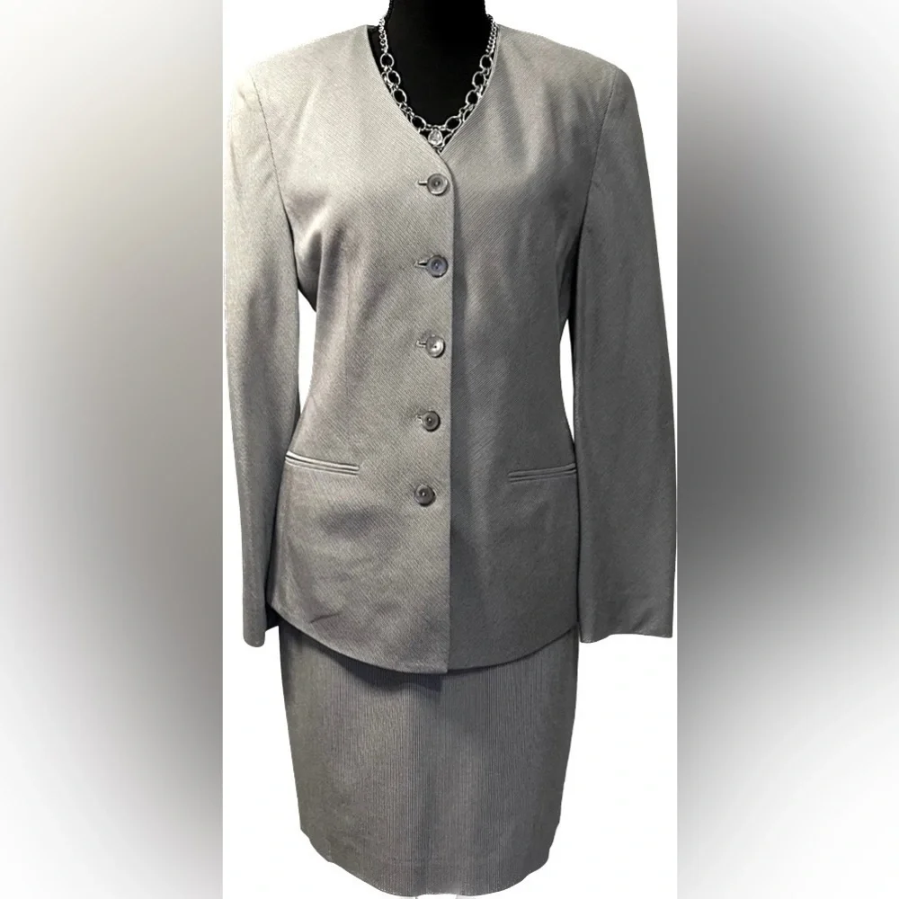 Vintage Yansi Fugel 2-piece suit, classy, front button closure. Size 6